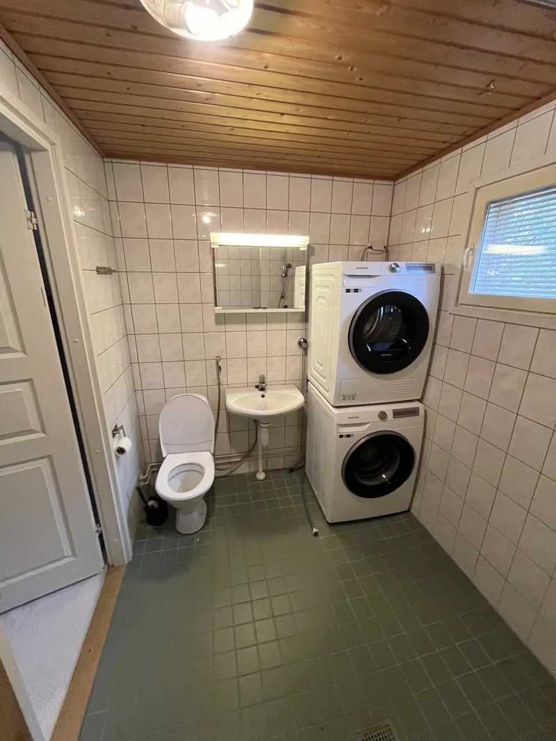 Kylpyhuone ennen saneerausta.
