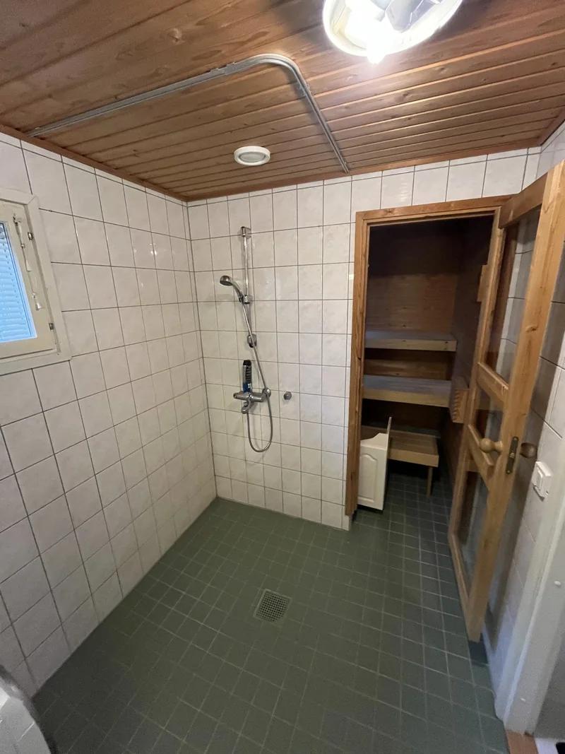 Pesutila ja saunan sisäänkäynti ennen saneerausta.