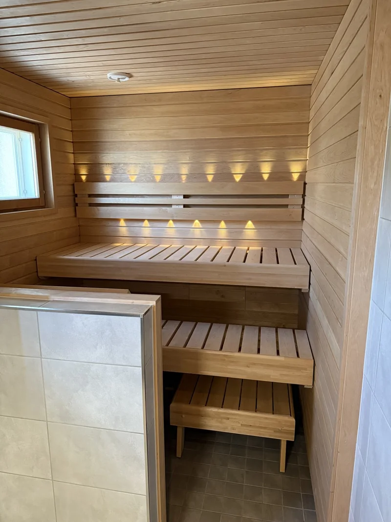 Uudistettu sauna ja lauteet.